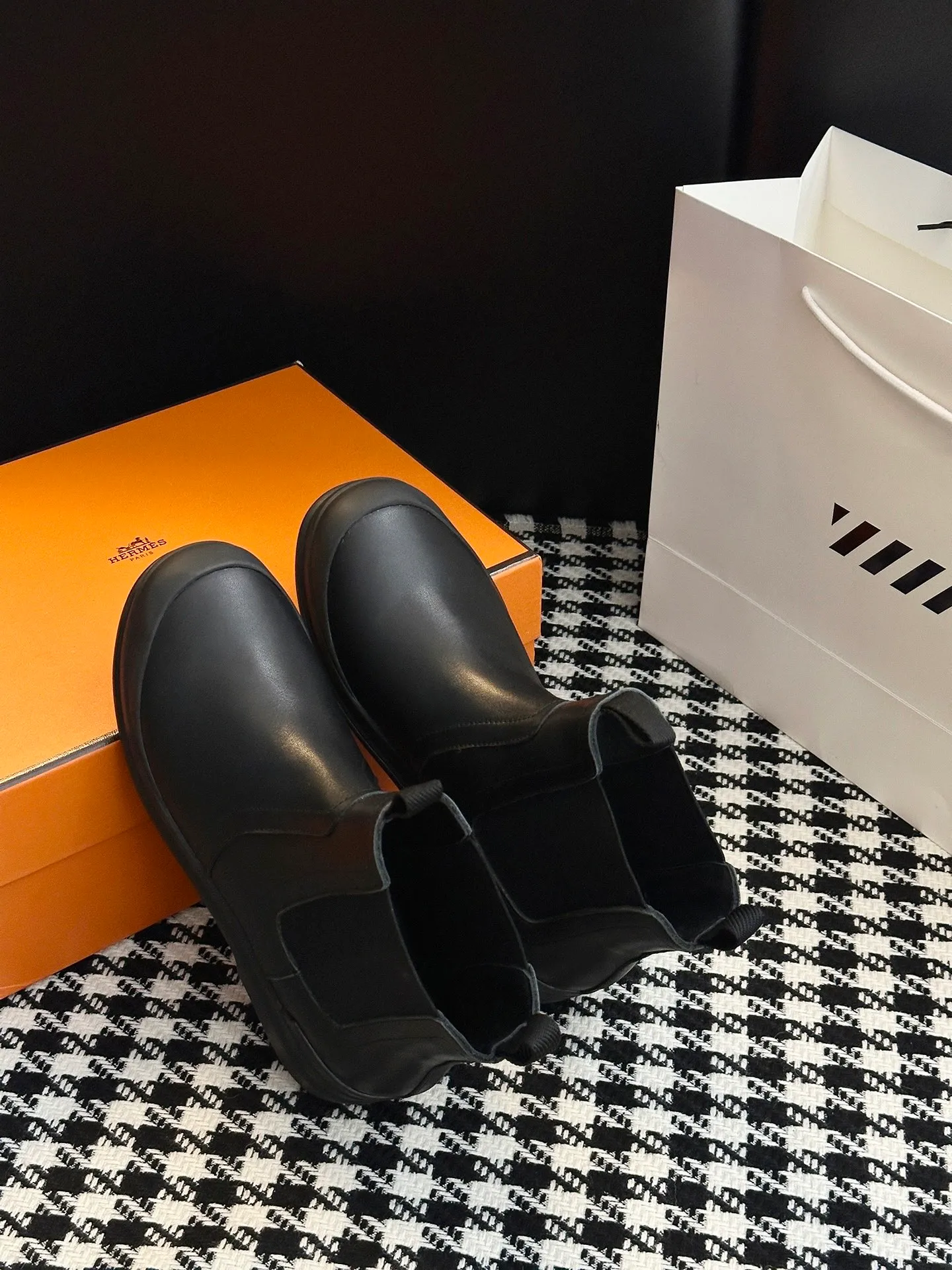 👟👟Ex-factory price 700👟👟 【𝐇𝐄𝐑𝐌𝐄𝐒Ankle boots】Exquisite workmanship, classic and yet individual, matching college style & simple style. yyds The key point is that it makes you taller and slimmer, which is really good news for small people. It makes you look slimmer and taller than ever yyds, good-looking ➢Shoe upper material: original customized cowhide + Yangjing noodles ➢Inner material: cowhide lining ➢Outsole material: original rubber sole ➢Color selection: black cowhide, black Yangjing, nude Yangjing ➢Optional code number: 35-40 (customized 40 is not returnable)